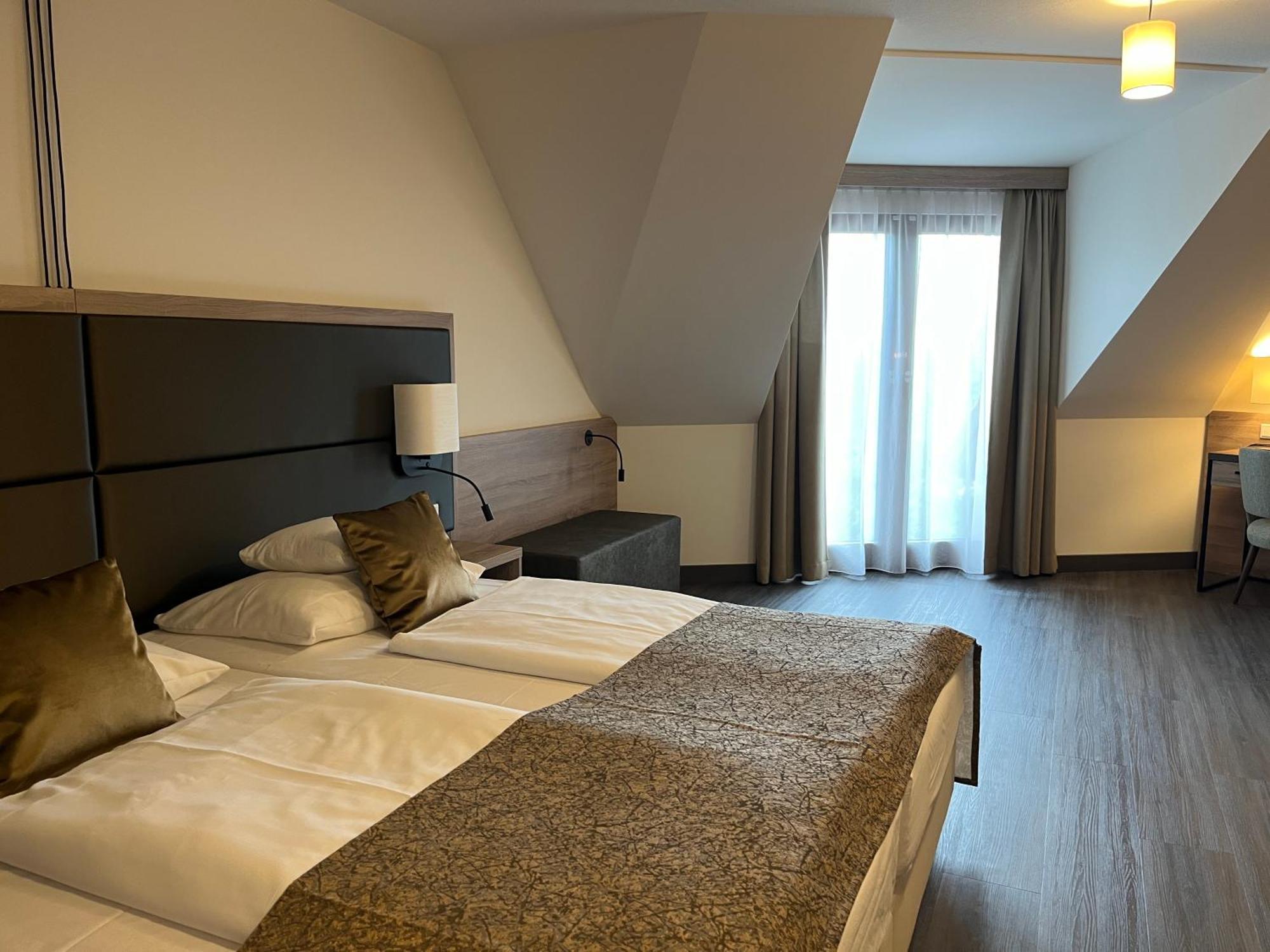 Flair Park Hotel Ильсхофен Экстерьер фото