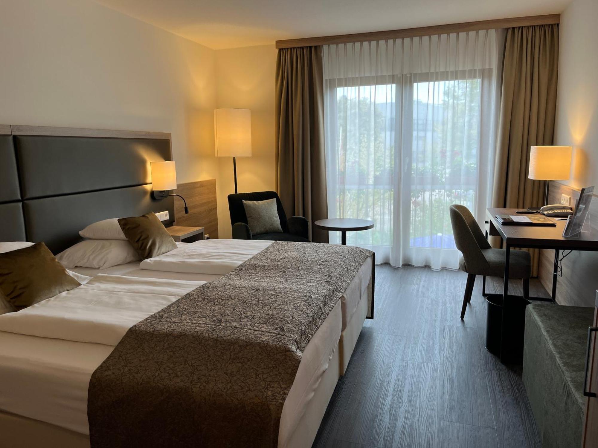 Flair Park Hotel Ильсхофен Экстерьер фото